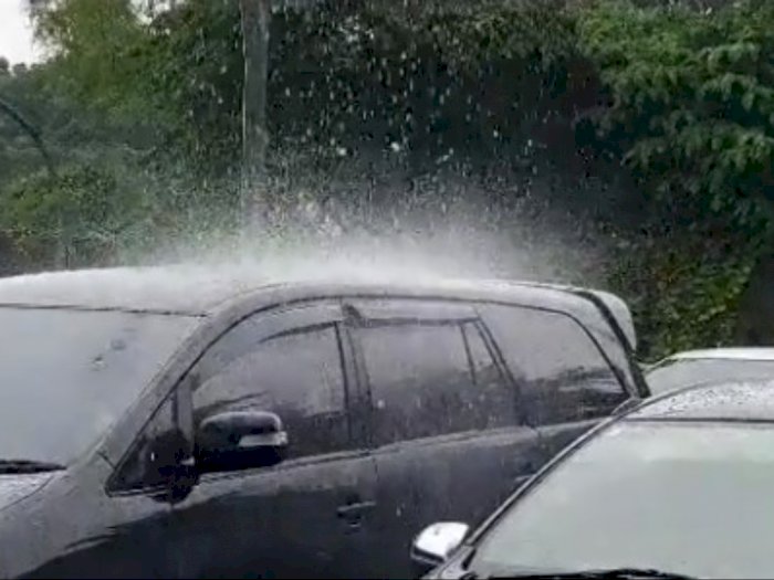Viral Fenomena Alam di Cikarang, Hujan Lokal Guyur Mobil Milik DPRD Bekasi
