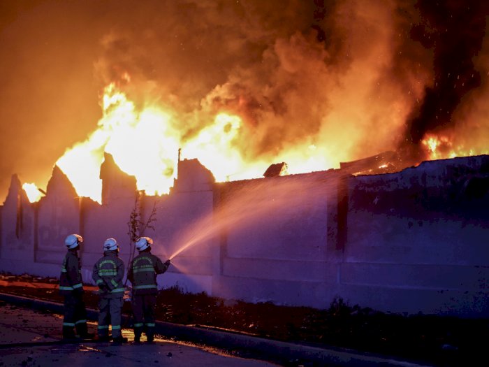 Kebakaran Pabrik Korek Api di Tangerang, Petugas Damkar Kesulitan Air Tambahan