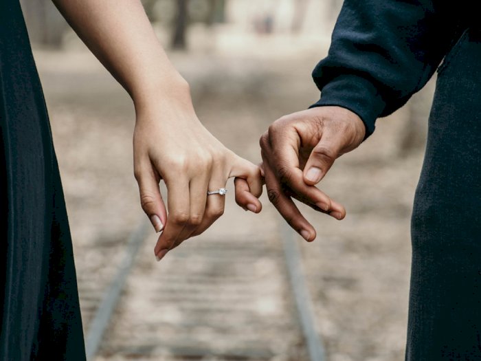 Tergolong Sederhana, Berikut Makna Pegangan Tangan Pasangan yang #KAMUHARUSTAU