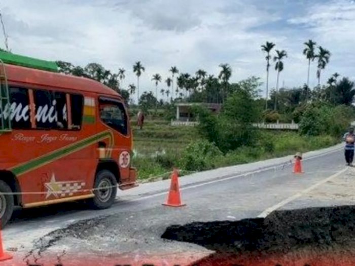 Mengancam Keselamatan, Jalan Provinsi di Simalungun Amblas