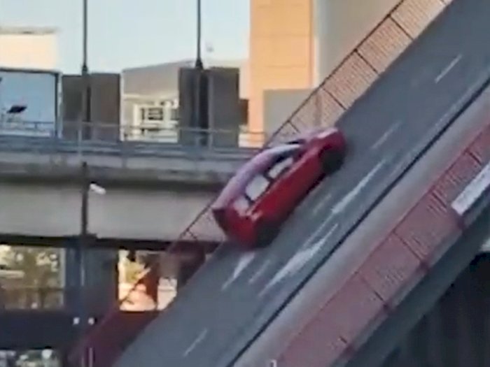Ngeri! Mobil Ini Terjebak Saat Jembatan Hidrolik Lagi Naik, Untung Tak Ada Korban