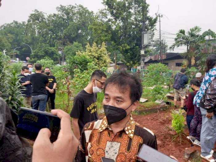 Di Pemakaman Vanessa Angle, Roy Suryo Bilang: Berbahaya Suka Selfie Sambil Berkendara