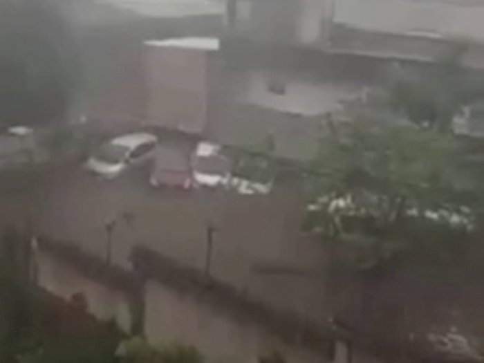 Video Mobil Mengapung saat Banjir Bandang di Batu