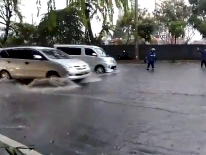 21 RT di Jakarta Dikepung Banjir Imbas Hujan Deras, Ketinggian Capai 150 Cm