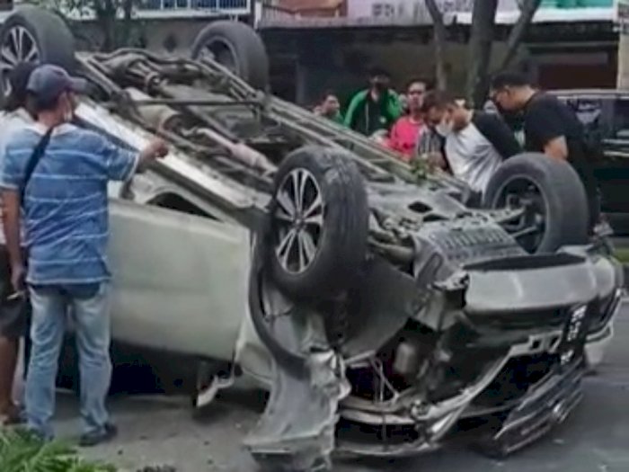 Tabrak Trotoar, Mobil Terbalik di Setia Budi Medan, Korban Ngaku Buru-buru