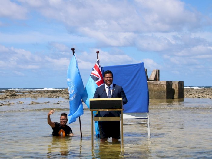 FOTO: Krisis Iklim, Menteri Tuvalu Beri Pernyataan COP26 Sambil Berdiri di Laut