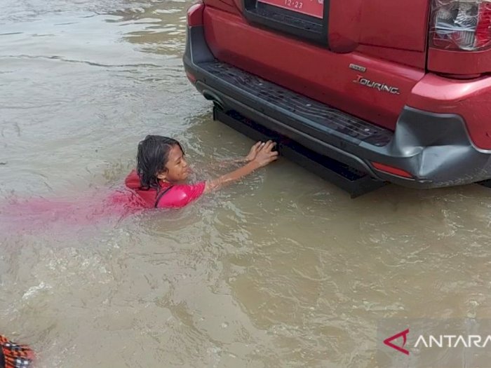 Banjir Setinggi 60 CM, Anak-anak Manfaatkan Genangan  Air di Pluit Jadi Tempat Bermain