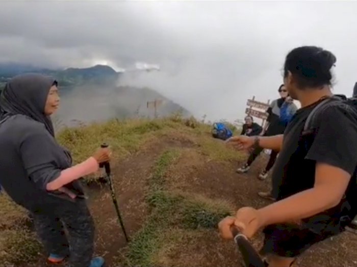 Viral Pria Bawa Ibunya Mendaki Gunung Bismo di Wonosobo, Bikin Netizen Takjub