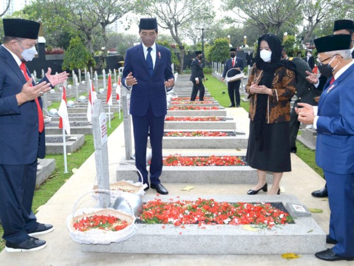 Hari Pahlawan, Presiden Jokowi Tabur Bunga di Makam Tokoh Nasional dan Pahlawan Tanpa Nama