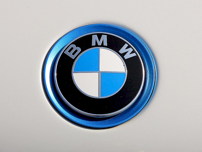 BMW Bakal Manfaatkan Kotoran Sapi untuk Isi Baterai Kendaraan Listrik!