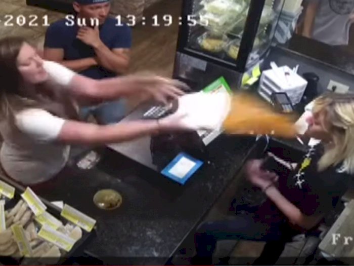 Marah Sup Terlalu Panas, Pelanggan Lempar Sup Panas ke Wajah Kasir Restoran, Terekam CCTV