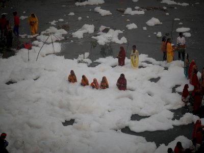 Umat Hindu India Rayakan Festival Keagamaan di Sungai yang Tercemar