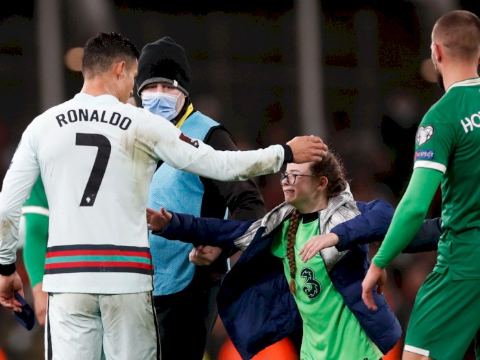 Aksi Berkelas Cristiano Ronaldo, Peluk dan Beri Jersey ke Fans yang Menerobos Lapangan