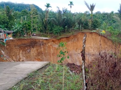 Tanah Ambles Sebabkan Jalan di Desa Buluhawar, Sibolangit Putus Sepanjang 50 Meter