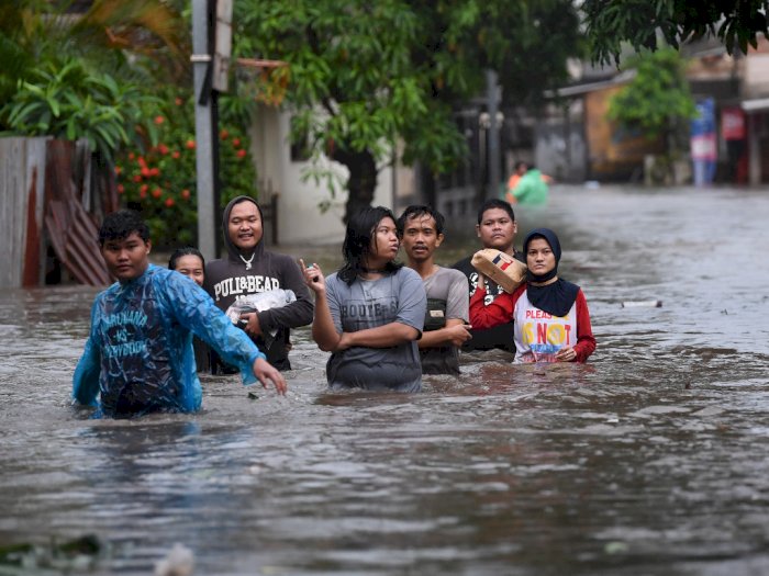 Pesan Anies Untuk Warga di Tengah Banjir: Siapkan Hal-hal Kecil