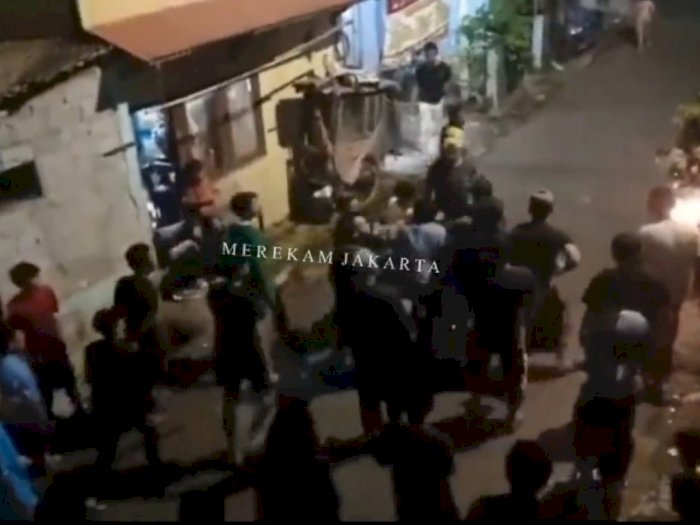 Viral Pria Dikepung Warga Usai Cabuli 15 Bocah Laki-laki, Berujung Diamankan Polisi