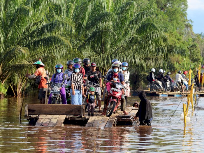 Jokowi Ungkap Penyebab Banjir di Kalimantan karena Daerah Tangkapan Hujan Rusak