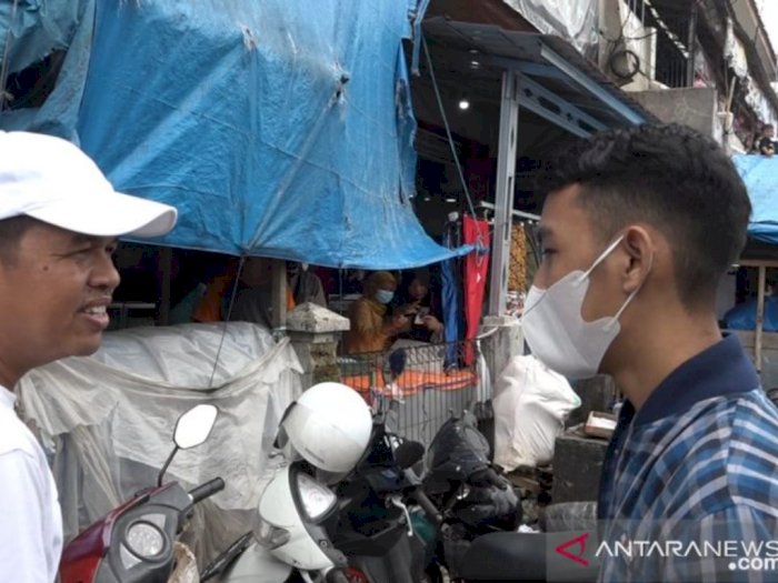 Momen Dedi Mulyadi Diprotes Mahasiswa Saat Bersih-bersih Pasar di Purwakarta