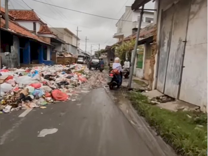Waduh! Jalanan di Bangkalan Madura ini Penuh Tumpukan Sampah Hingga Sulit Dilewati Warga