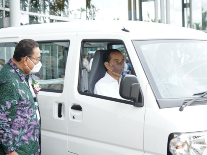 Presiden Jokowi  Industri Otomotif Pelan-pelan Bangkit