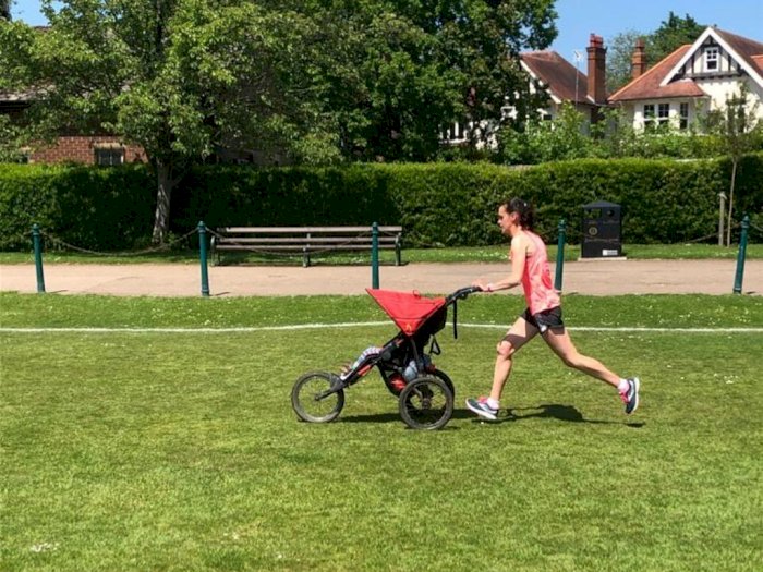 Ibu Ini Pecahkan Rekor Dunia Lari 10K Sambil Dorong Kereta Bayi