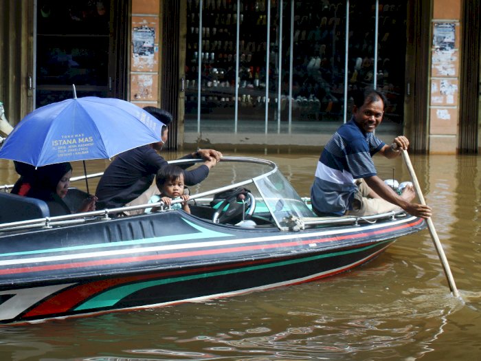 Jasa Ojek Perahu Cepat saat Banjir di Sintang, Ini Foto-fotonya