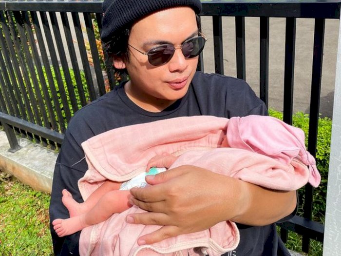 Natta Reza Unggah Foto Berjemur, Netizen Salfok Lihat Mata Anaknya: MasyaAllah
