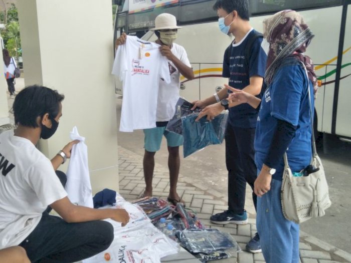 Obral Kaus di Mandalika, Pedagang Kaki Lima Raup Rp4 Juta Sehari