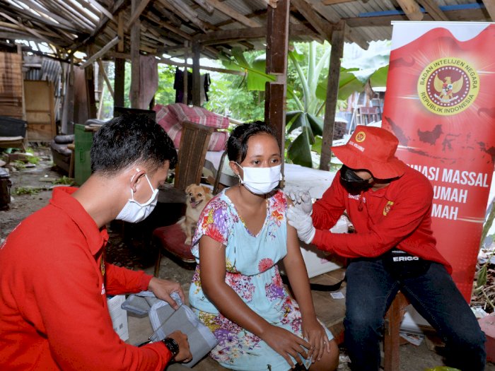 Vaksinasi COVID-19 Rumah ke Rumah di Bali, Berikut Foto-fotonya