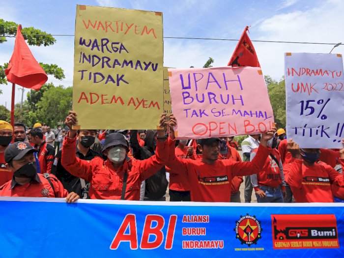 Demo Buruh Tuntut Kenaikan Upah 2022, Berikut Foto-fotonya