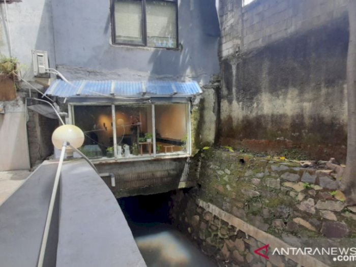 Pemilik Kafe di Atas Saluran Air di Jaksel Siap Bongkar  Bangunan Secara Mandiri