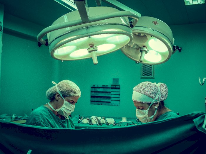 Alasan Mengapa Dokter Menggunakan Baju Hijau atau Hijau Kebiruan saat di Ruangan Operasi