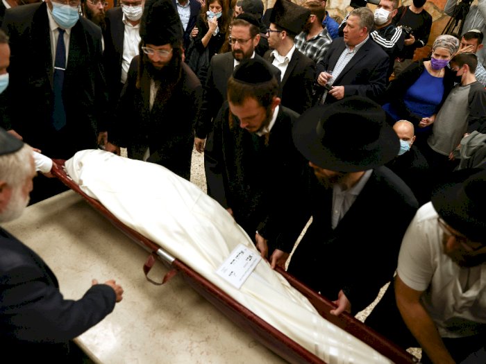 FOTO: Ribuan Orang Menghadiri Pemakaman Eliyahu David Kay di Yerusalem