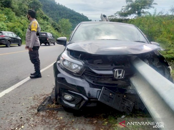 Honda Brio Tertusuk Besi Pembatas Jalan di Aceh Besar, 1 Orang Tewas Ditempat