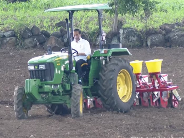 Foto-foto Jokowi Bajak Lahan Tanam Jagung Lalu Kendarai Traktor Jadi Sorotan di Jeneponto