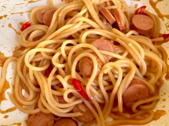 Enaknya Makan Spaghetti Sosis Pedas Buatan Sendiri