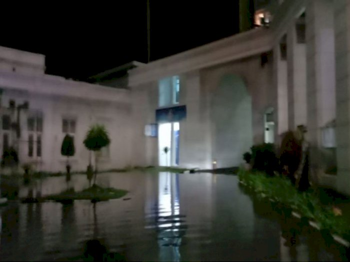 Hujan Deras, Kota Medan Banjir Hingga Kantor Gubsu Terendam Air