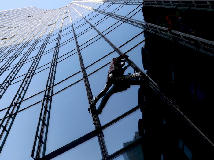 Spiderman Prancis Memanjat Gedung Pencakar Langit di Jerman, Ini Foto-fotonya