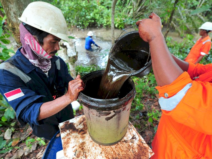Membersihkan Saluran Air Tercemar Minyak Pertamina, Ini Foto-fotonya