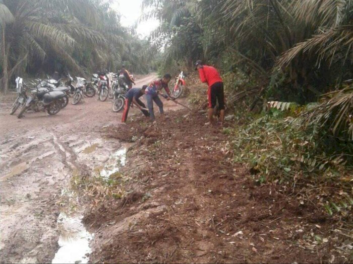 Viral Pelajar di Sumsel Gotong Royong Perbaiki Jalanan yang Rusak dan Berlumpur
