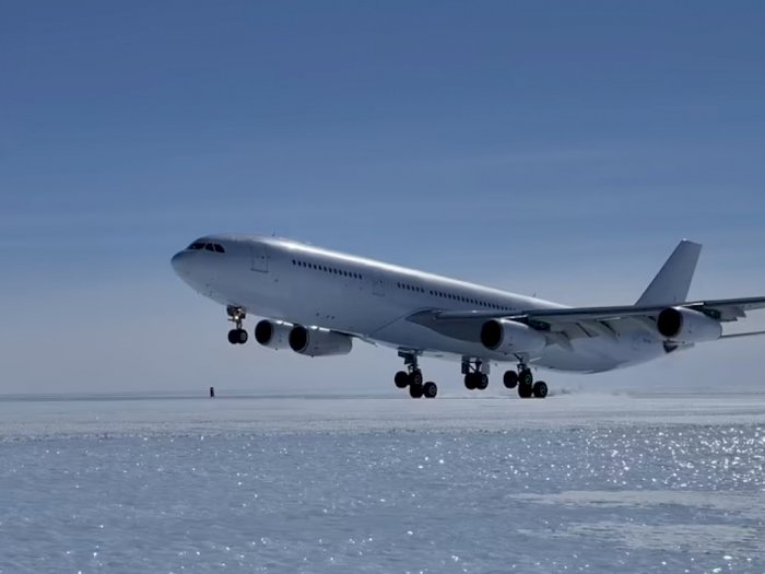Cetak Sejarah! Pesawat Airbus A340 Sukses Lakukan  Pendaratan di Atas Es Antartika