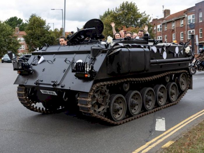Mengenal Merlin Batchelor, Pria yang Beli Tank Bekas untuk Dijadikan Taksi
