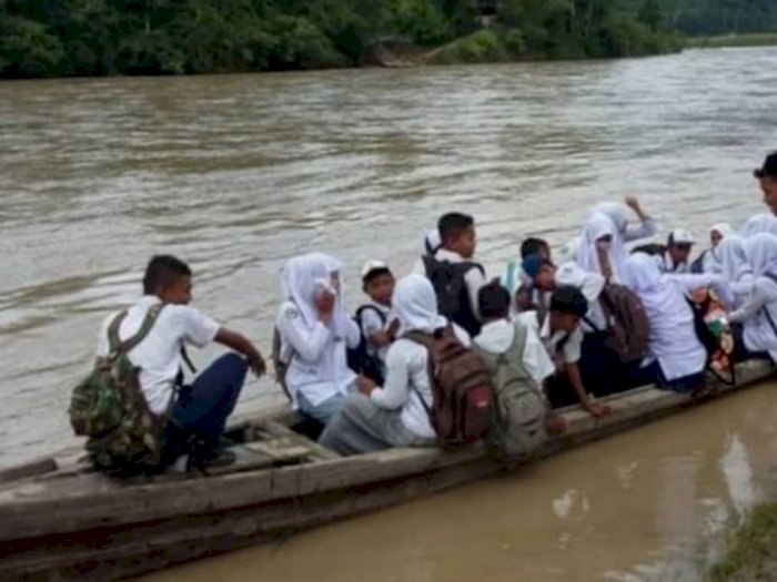 Begini Perjuangan Anak-anak di Aceh Timur Pergi Sekolah, Mengarungi Sungai dengan Getek