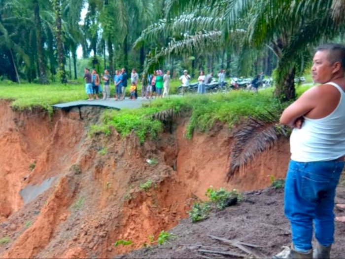 Hujan Deras Sebabkan Jalan Amblas di Asahan, Akses Antar Desa Putus Total 