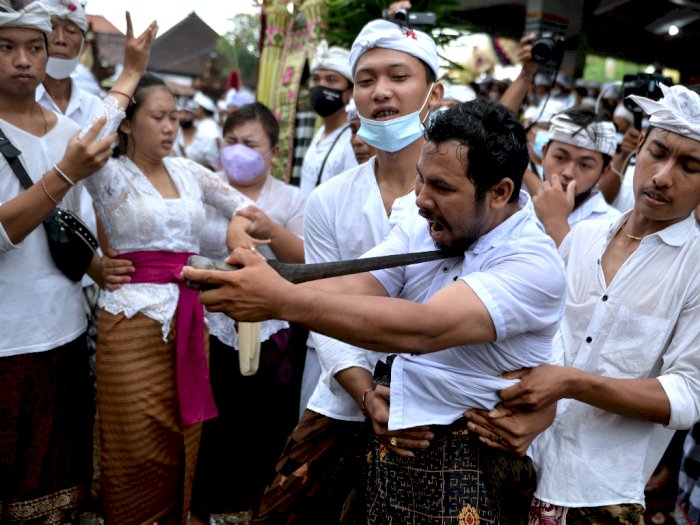 Tradisi Ngerebong di Bali, Berikut Foto-fotonya