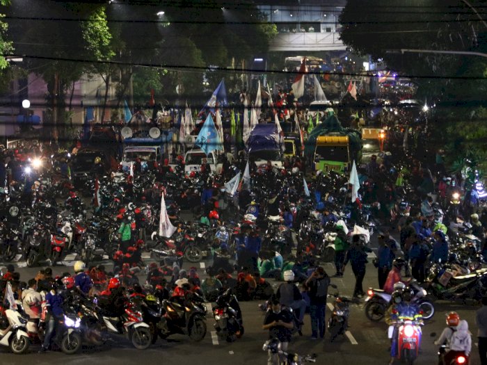 Aksi Menuntut Kenaikan UMK 2022 di Surabaya, Ini Foto-fotonya