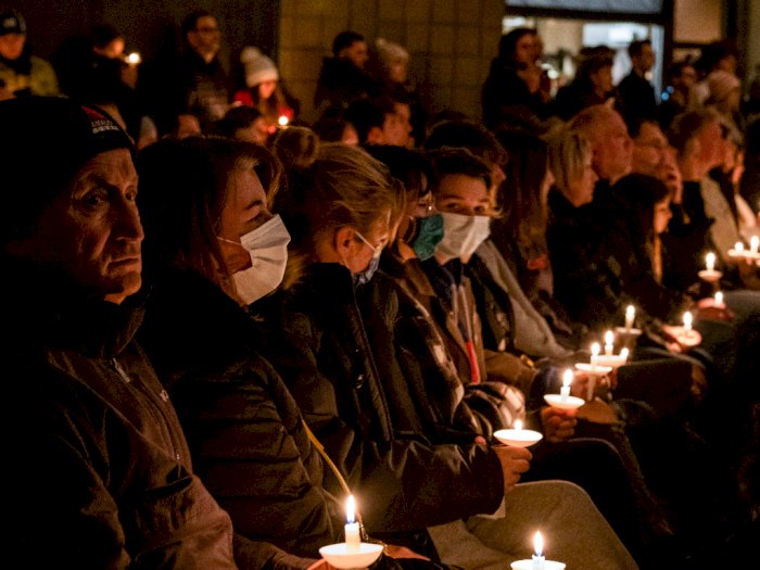 Doa Bersama Untuk Para Korban Penembakan di Oxford High School, Ini Foto-fotonya