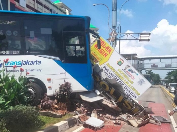 Polisi Periksa Sopir Bus TransJakarta yang Tabrak Pos Lantas PGC 
