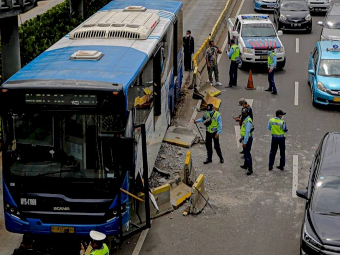 Begini Kronologi Kecelakaan, Bus TransJakarta Tabrak Pembatas Jalan di Sudirman