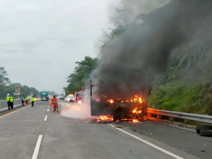 Bus Sudiro Tungga Jaya yang Angkut 30 Penumpang, Terbakar di Tol Semarang-Solo